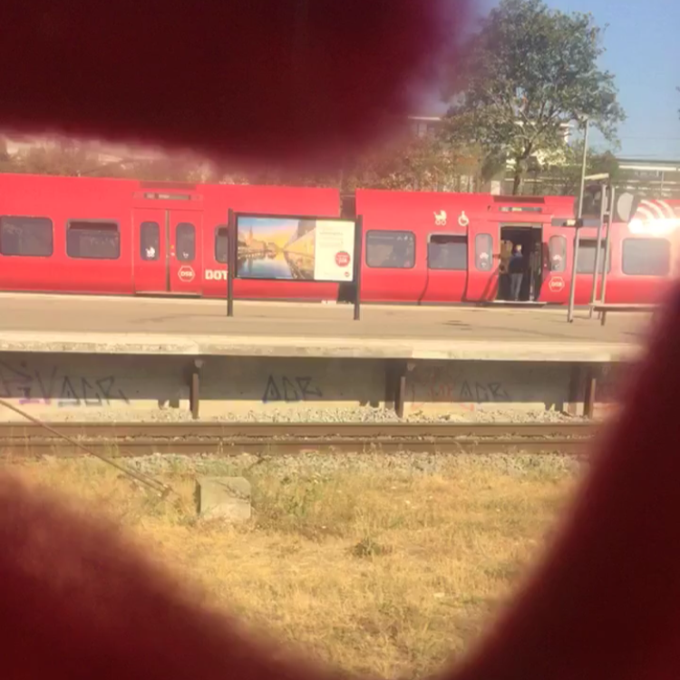 Det eneste man hører er sig selv råbe af de andre trafikanter. Igennem et lukket vindue. For meget kø. Det giver mig ikke noget. Pendleriet. Med mindre det er med tog. Her får man det råt. Ufiltreret.