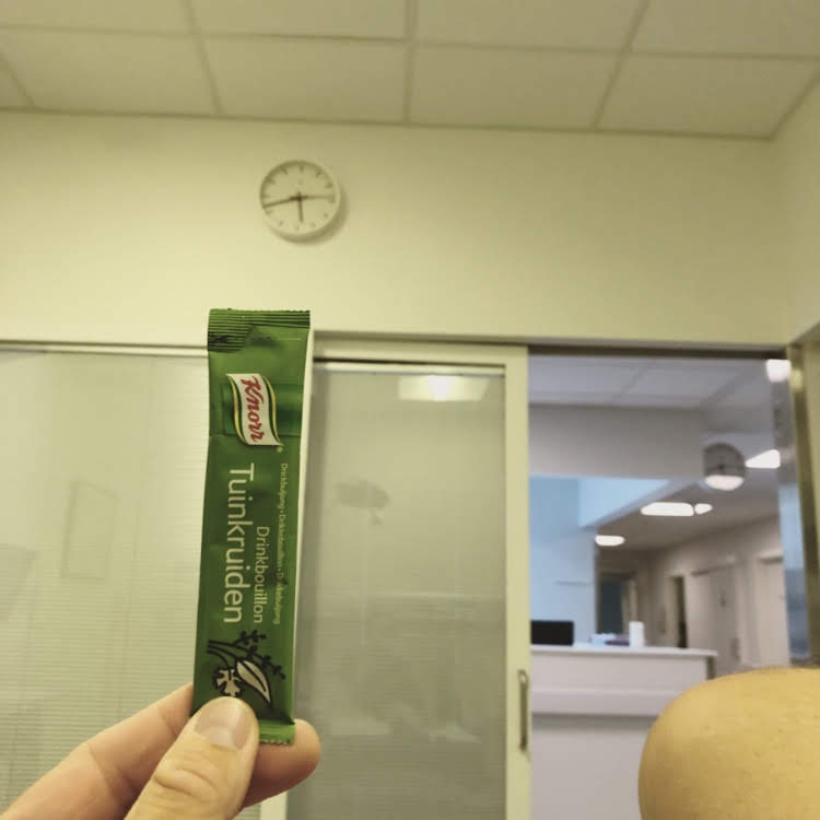 Har været ramt. Flere dage. Af en allergisk reaktion. Ingen ved noget. Gætter. Også lægerne. Måske er det den fancy sovs fra sidste weekends bryllup. Penicilin-kuren jeg måtte igennem ugen før. Eller noget vaskepulver vi aldrig har brugt. Ingen ved noget. Men den har sit eget liv. Allergien. Ræser rundt i kroppen. Prøver at finde vej. Ud. Så må en tur på sygehuset...