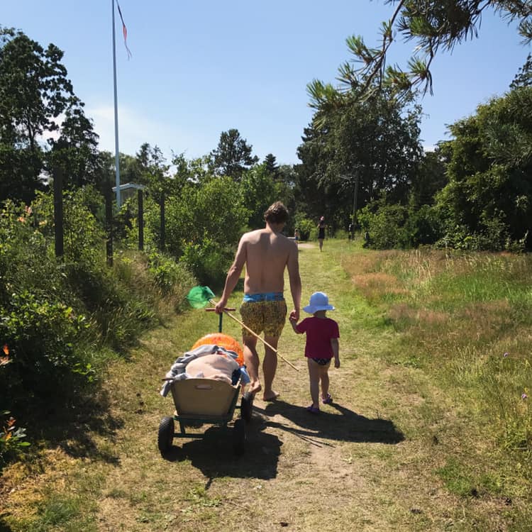 10 dage i sommerhus.
På stranden. To gange dagligt.
Forcerer klitterne i fuld oppakning.