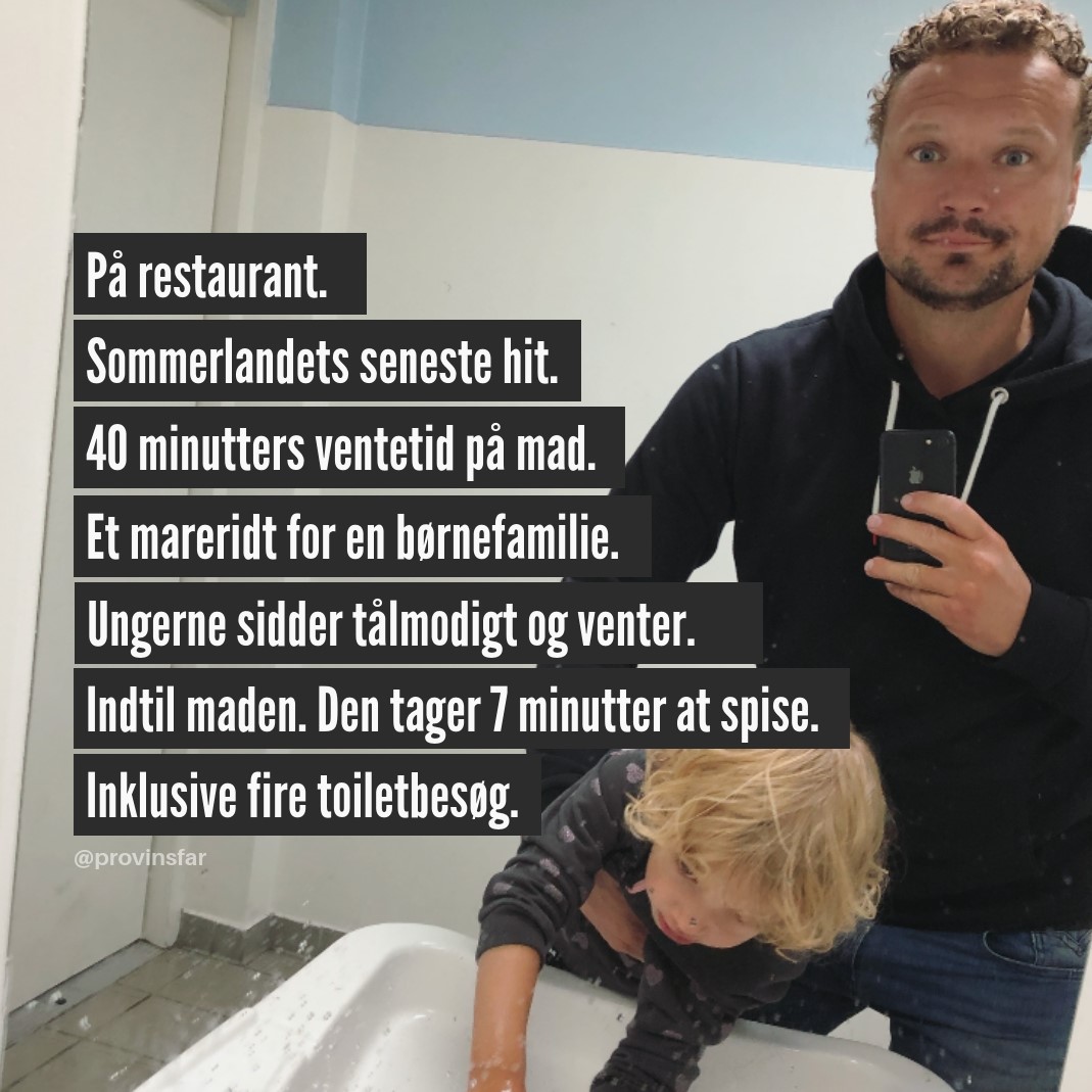 På restaurant.
Sommerlandets seneste hit.
40 minutters ventetid.
Et mareridt for en børnefamilie.
Ungerne sidder tålmodigt og venter.
Indtil maden. Den tager 7 minutter at spise.
Inklusive fire toiletbesøg