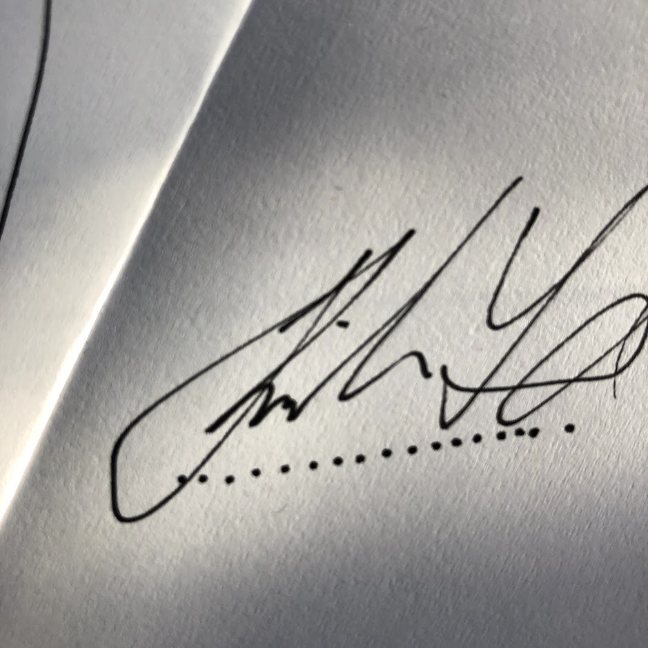 Alle er i samme båd. Presset. Oprigtigt presset. Ofte svært at sætte konkrete ord på det. Småbørnsfamilien. Men det handler rigtig meget om tid. Tid til søvn. Sig selv. Kærligheden. I kampen for at overleve. Hverdagen. Med unger. Jeg hører mange der siger at det er lige nu at tiden som forældre er den værste. Eller. Måske ikke den værste. Bedste. For ungerne giver masser af kærlighed og nærvær. Men den hårdeste. Tid. Det er i denne periode at parforhold går i opløsning. Et væld af forliste ægteskaber som følge af manglende sex. Vasketøj der ikke bliver taget. Kaffekopper der ikke stilles på plads. Indbyrdes føres der regnskab. Om bleskift. Natputninger. Og fødselsdage med perifære familierelationer. Listen synes lang. 