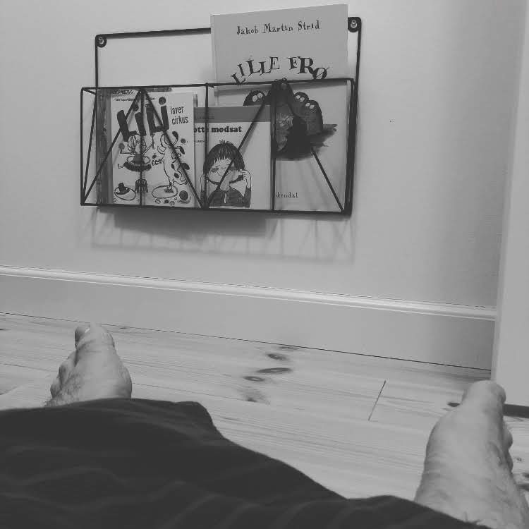 Tre år. Så længe har jeg ikke sovet ved siden af min kone. Sat på spidsen. Måske. Men alligevel. En småbørnsfamilies lod. Ungerne kræver opmærksomhed. Amning. Opvågning. Mareridt. Tissepause. På skift. Der er dog sket noget på det seneste. Ungerne er holdt op med at vågne. Om natten. Ikke længere behov for mors bryst. Eller fars trøst. Det betyder at min kone og jeg er begyndt at finde hinanden. Igen. Hænderne ovenpå dynen. Nogen gange under. Det svinger lidt. Til gengæld har hun opdaget hvor meget jeg snorker. Så nu ligger jeg her igen. På madrassen. Inde hos ungerne. Sover som en drøm. Ligesom deres far.
