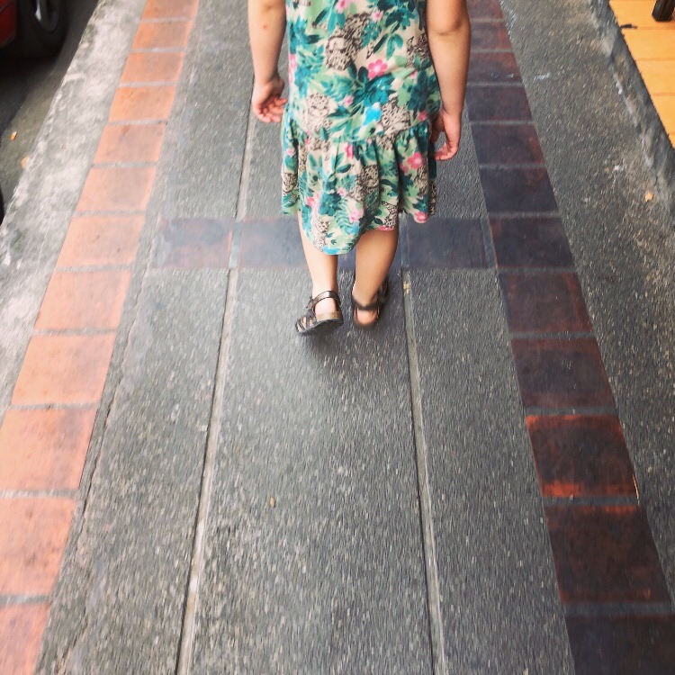 Har brugt den sidste uge på at jagte guldbelagte templer. Bade i brusende vandfald. Og spise eksotiske nuddelretter. Ikke mindst. Men det meste af tiden er dog alligevel gået med at man ikke må røre stregerne. Slet ikke.