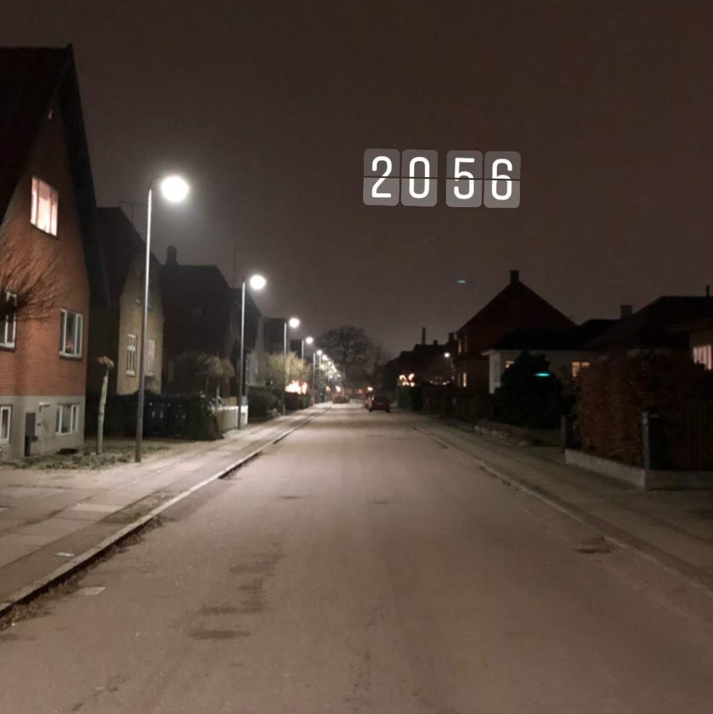 Jeg løber. Men jeg synes virkelig at det er hårdt. Både at komme afsted. Og at holde kadencen. Måske er det fordi jeg altid først kommer ud af døren om aftenen. Sent. Efter ungerne er lagt. Oftest med en ordentlig omgang krebinetter skvulpende i maven. Svigermor. Brun sovs. To portioner. Jeg løber. Men jeg synes virkelig at det er hårdt.