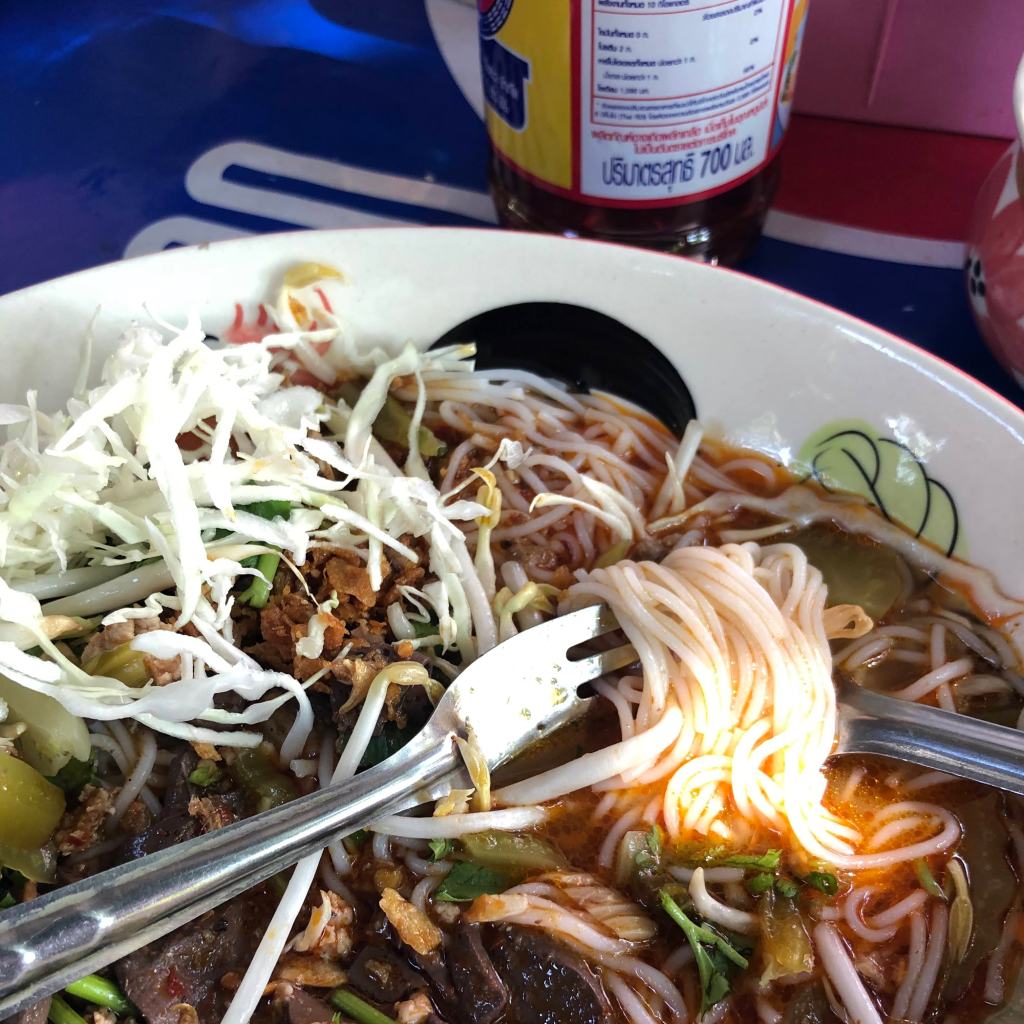 Lige så vidunderlig en spicy nuddelret er når den indtages på en plastikstol under den tropiske nattehimmel. Lige så ubehagelig er den når den kommer op igen. Et par timer senere. Med hovedet i et long drop. Lige til den disciplin foretrækker jeg nok det mere smagløse, danske køkken...⁠