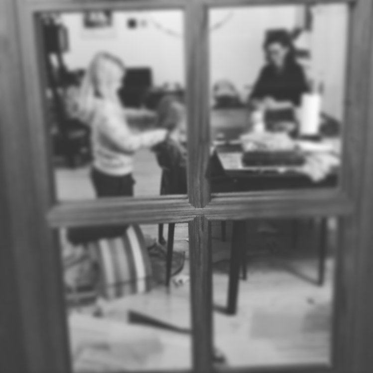 Stadig isoleret. Den eneste kontakt jeg har til familien er når konen kommer med mad. Ungerne synes upåvirkede af situationen. Kaster på skift valnødder ind ad døren til mig som var jeg en abe i bur. Her far!