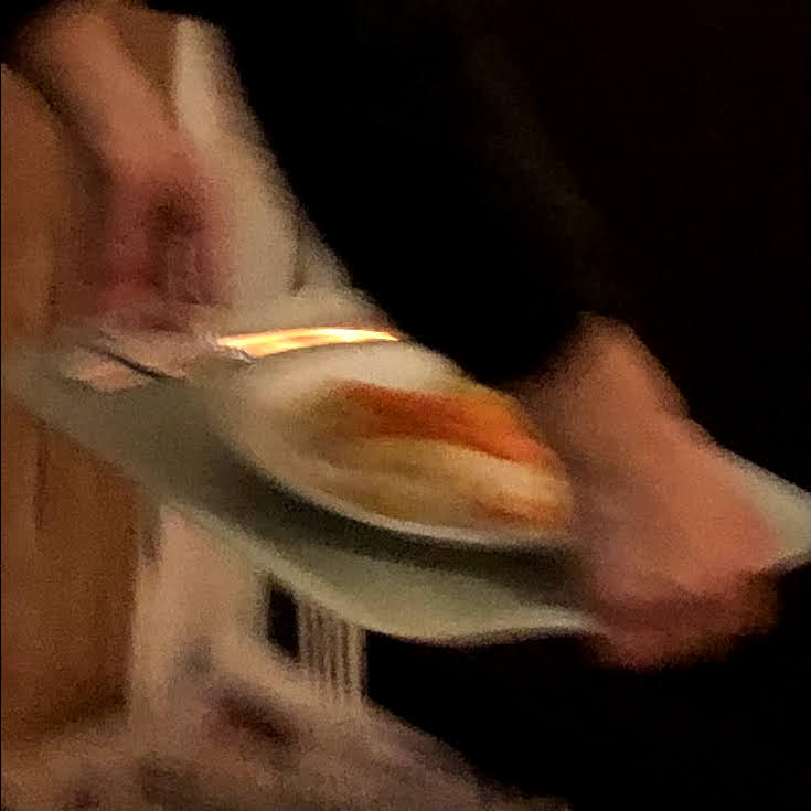 Isolation. Fuldstændig afhængig af min kones omsorg. Og den bakke med mad hun stiller inden for døren. Tre gange om dagen. Elsker hende for det. Passer på mig. Ungerne. Glemmer nok at passe op sig selv. I processen. Det eneste hun nægter at give mig er cola. Påstår gang på gang at hun har glemt at købe dem. Men jeg kan se det på hendes blik. Når jeg spørger. Hun nyder at have overhånden på den her.