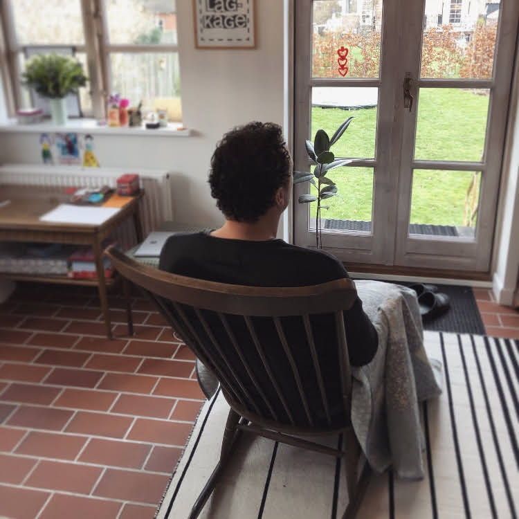 Har brugt ugen på at sidde i gyngestol. Fra morgen til aften. I udestuen. Fjernsynet tændt. I baggrunden. Kun afbrudt af min dybe, tunge, rallende hoste. Forsøger at rejse mig hen på eftermiddagen men må droppe det igen. Har siddet forkert med ryggen. Sætter mig tungt tilbage i gyngestolen. Sukker. Konstaterer at jeg har fået et andet syn på livet. Om hvordan det sikkert kommer til at se ud når jeg bliver gammel. Lover mig selv at jeg skal løbe en lang tur lige så snart jeg er corona-fri.