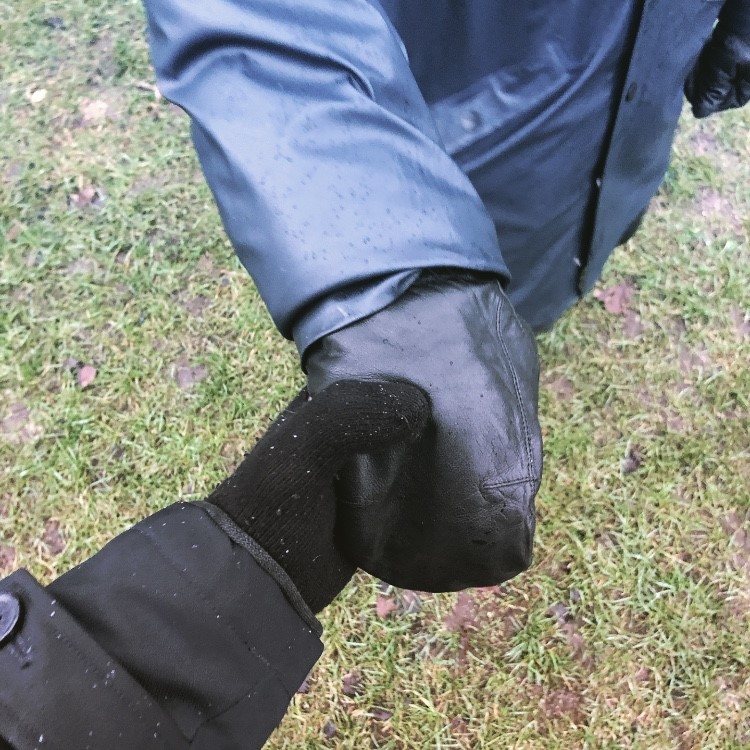 Det ligner et billede af to der holder i hånd. Et ægtepar der nyder et øjebliks tosomhed. Et småbørnsforældrepar der er stukket af. I hvert fald mentalt. Fra gråd. Putteritualer. Og modellervoks i gulvtæppet. I virkeligheden er der...