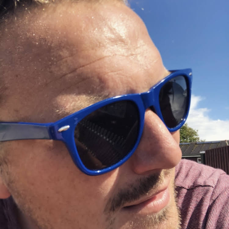 Der var engang jeg kunne træne intensivt. Fire dage i løbet af ugen - og derefter spille to fodboldkampe på en weekend. Uden at blinke med øjnene. Det mener jeg egentlig stadig at jeg kan. Alligevel sortner det for øjnene. Og anstrengelserne overvælder min lår. De tre minutter jeg indtil videre har vippet med mine unger i løbet af ferien...