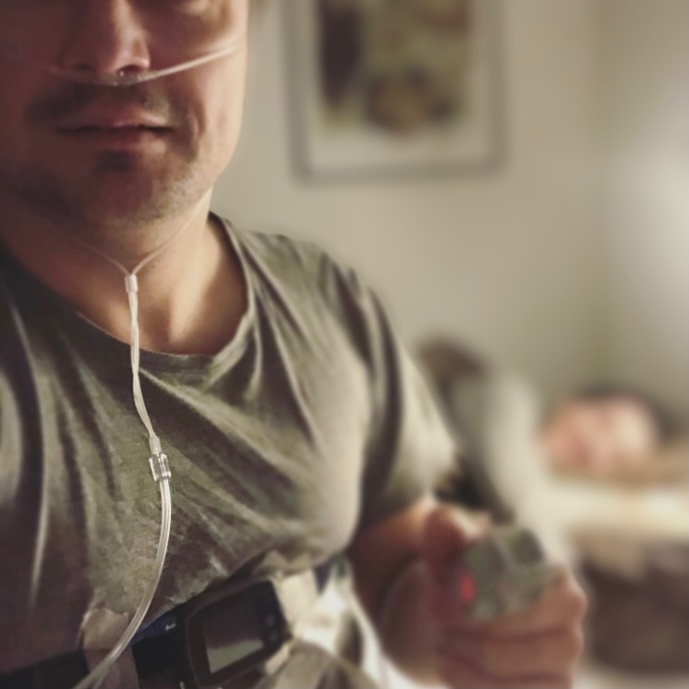 Kærligheden fylder. I virkeligheden nok for lidt. I hverdagen. Den kommer til udtryk i ord. En sjælden gang blomster. Ofte blot underforstået. Misforstået. I hverdagen. Kærligheden er i virkeligheden størst når vi undgår at gå for meget i vejen for hinanden. Herhjemme måles kærligheden især om natten. Konen vågner. Mangler søvn. Jeg giver ungerne skylden. Men hun står fast. Jeg snorker. Kræver handling. I et desperat forsøg på at bevare gnisten i sengen inviterer vi teknologien indenfor. Det hele føles lidt kantet og klodset. Ligesom kærligheden. Men håbet lever.