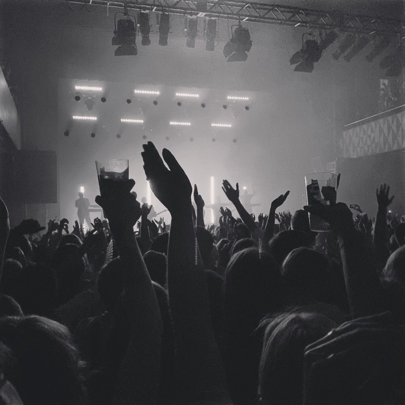 Den skal ha’ en ordentlig omgang nu man endelig er ude. I byen. Øl. Musik. Flere øl. Efterhånden sjældent så vil ikke hjem. Endnu.